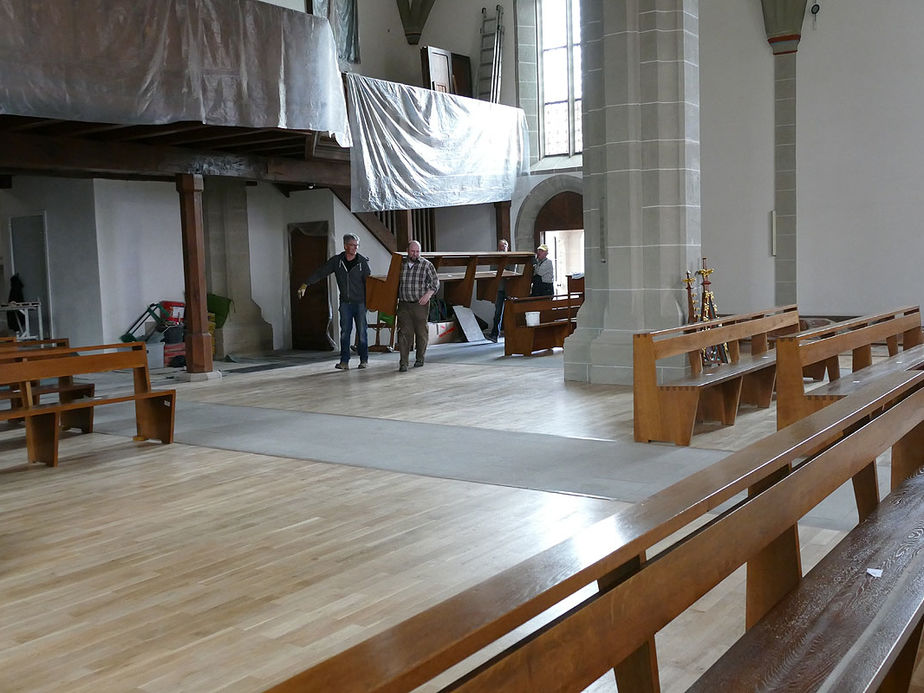 Reinigung und Aufstellung der Kirchenbänke von St. Crescentius (Foto: Karl-Franz Thiede)